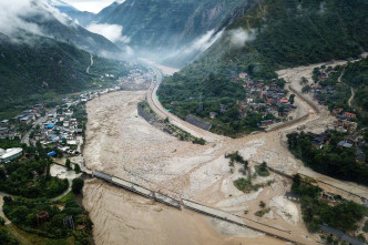 四川阿坝地区受持续暴雨影响，出现山洪、泥石流、山体滑坡、塌方灾害。网上图片