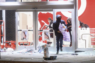 示威者入商店搶掠。 AP