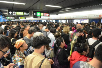 金鐘站月台相當擠迫。