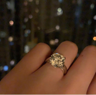 去年收巨型鑽石求婚戒指。