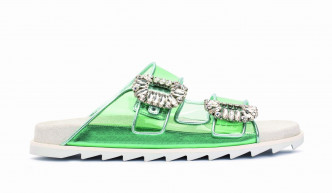 鲜绿色搭带配巨型水晶方扣Slidy Viv Sandals/$10,800/Roger Vivier，抢眼夺目。