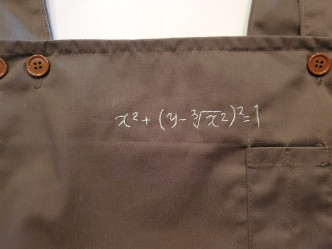网民收到妻子所送的围裙，上面还有一条数学方程式。网民shelfall图片