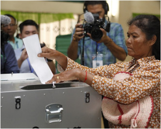 選民陸續前往柬埔寨全國各地的投票站投票。 AP