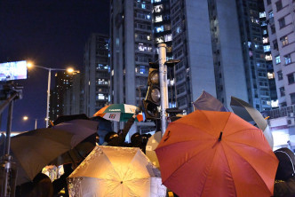 示威者破壞交通燈。