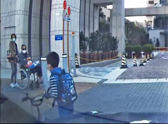 男童自行起身扶起单车离开。片段截图