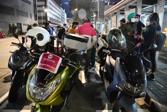 员工在电单车张贴抗议标语。