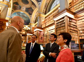 林郑月娥（右一）在邱腾华（右二）和杨伟雄（右三）陪同下参观法国国民议会。