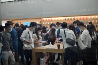苹果公司iPhone 13系列及iPad mini今日正式开卖。