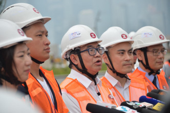 立法会广深港高铁一地两检条例草案委员会再到视察高铁西九龙站。