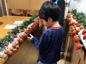 另一名日本媽媽就將士多啤梨分別插在左右兩排的發泡膠上，讓小孩慢慢選擇。網圖