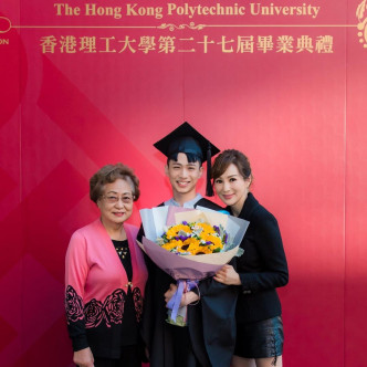 罗霖妈妈（左一）亦有参加毕业典礼。