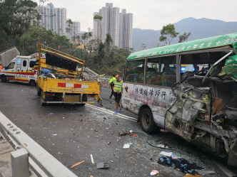 小巴与一辆工程车相撞，多人受伤。网民Jerry Chan‎/ fb群组「将军澳」