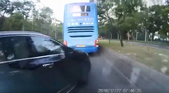 私家车切綫捱巴士撞。小心驾驶(讨论别人驾驶态度)图片
