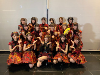 后藤真希跟AKB48大合照时，也在前排中间位置。