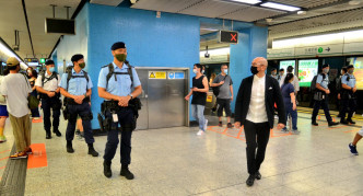 警反恐特勤隊在九龍塘站、鑽石山站巡邏。