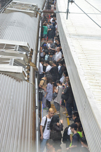 東鐵線九龍塘站月台站滿人。