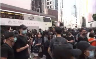 抗议人群占据怡和街及轩尼诗道。NOW新闻截图