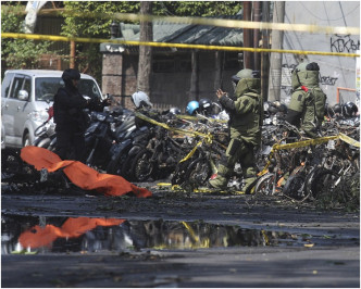 爆炸現場有人穿防護衣物的人員到場。AP