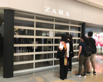 金钟太古广场及金钟廊有服装店及化妆品店落闸关门。