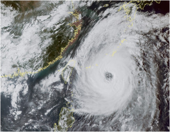 强台风「潭美」明日掠过冲绳，并预计在星期日自南向北横扫日本。日本气象厅图
