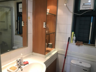 浴室设大镜方便梳洗，并置有浴室柜作收纳储物之用。