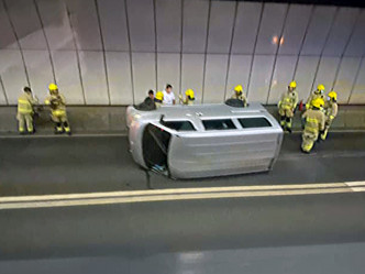 一辆轻型货车在尖山隧道管道内翻侧。(香港突发事故报料区FB Noddy Hon相片)