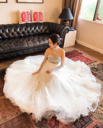 汤怡所穿的婚纱是由同门师兄张敬轩投资的婚纱店赞助。