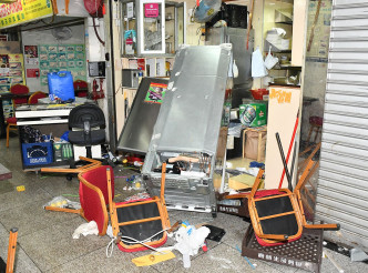 重庆大厦一间餐厅昨晚被7名非华裔男子刑毁。资料图片