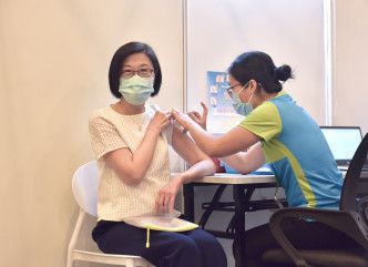 陈汉仪接种新冠疫苗。政府新闻处图片