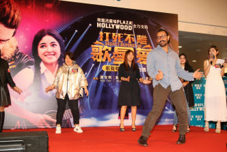 阿米爾汗和粉絲玩遊戲時，大跳Bollywood舞蹈。