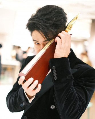 許廷鏗在今屆叱咤頒獎禮首奪叱咤男歌手金獎。