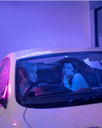 Mandy與JNY有車上談情戲。