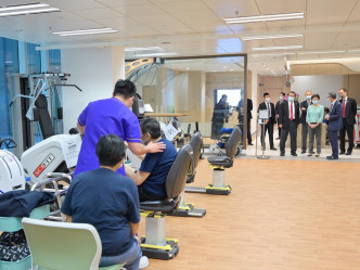 林郑月娥与中学校长段崇智和中大医院行政总裁冯康参观中大医院的设施。