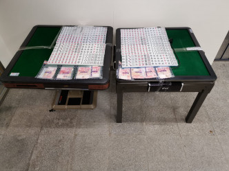 警员检获两部电动麻雀枱、4副麻雀及约4,000元赌款。