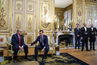 法国总统马克龙接见美国总统特朗普 。AP