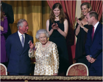 英女皇报予微笑以招牌「皇室招手」回应大家。网图