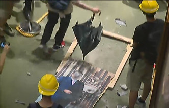有示威者將梁君彥及范徐麗泰等的畫像拆除破壞。無綫截圖