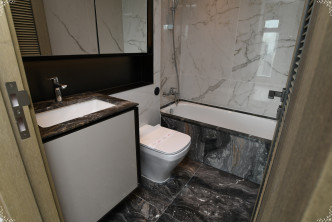浴室选用浴缸设计，配合云石纹理的墙地。
