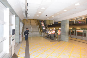 港鐵指事件起因是欣澳站附近架空電纜損毀，導致列車集電弓亦受損。