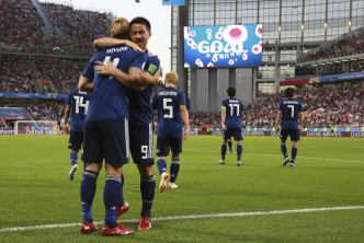 本田圭佑(左)率日本逼和，獲隊友大讚。AP