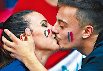 一對球迷情侶擁吻慶祝。