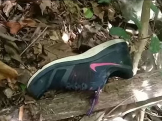 警方在附近发现死者一对黑色Nike运动鞋及一部手机。网图