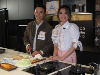 Jason与黄妍为烹饪比赛拍摄宣传片。
