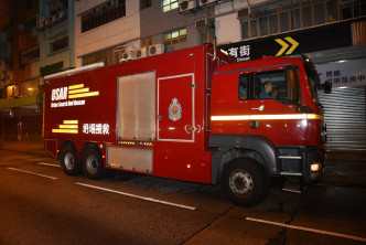 消防出动坍塌拯救队及高空拯救队。