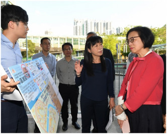 陈肇始到访沙田美林邨视察地区主导行动计划下的「小区灭鼠行动」的执行情况。