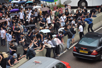 示威者佔據夏慤道。