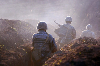 亚美尼亚军人对峙。AP图片