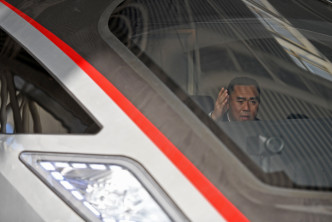 作為廣州機務段的高鐵司機，他每天要來回跑兩三趟。 新華社
