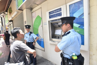 太安樓渣打銀行門口一部櫃員機顯示屏遭人噴上綠色噴漆，銀行職員報警。