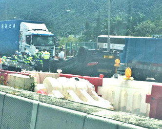 粉嶺公路往上水私家車失事四輪朝天。網民Chun Man Li‎ 圖片